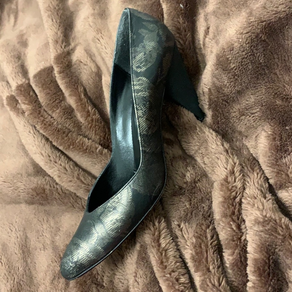 Stuart Weitzman Black and Gold Lace Pattern Funky Heel Great Condition 8